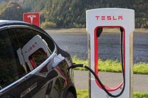 Tesla extinde reducerile de preţuri pentru vehiculele electrice în Europa, Singapore şi Israel